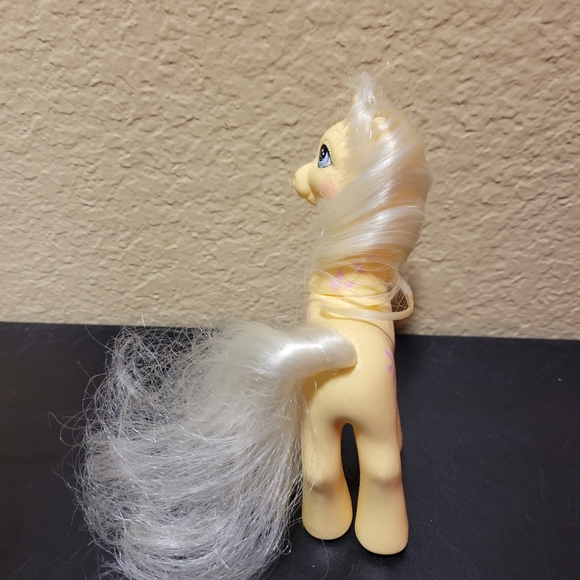 Creamsicle the giraffe - Picture 2 of 7